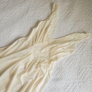 Vintage Olga "Bodysilk" Nightgown in Ivory sz M